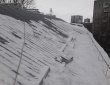Специализированные бригады альпинистов ежедневно очищают крыши домов