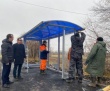 В Волжском районе идет монтаж остановочных павильонов