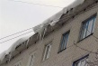 На постоянном контроле администрации Заводского района находится вопрос очистки крыш от снега и наледи