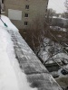 На территории Кировского района продолжается работа по уборке снежных масс, наледи и сосулек с кровель многоквартирных домов