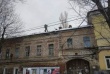  В Волжском районе продолжается очистка крыш домов от снега и наледи
