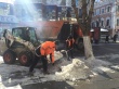 В Саратове очищают тротуары, скалывают наледь и вывозят снег