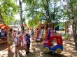 Продолжается установка детских площадок в Волжском районе