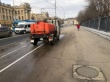 В течение дня силами коммунальной службы продолжаются работы по благоустройству на территории Кировского района