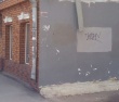 Фасады жилых домов на центральных улицах очистили от вандальных надписей
