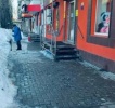 Сотрудники администрации Кировского района продолжают контролировать очистку от снега территории предпринимательства