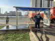 На территории Кировского района продолжаются мероприятия по помывке остановочных павильонов
