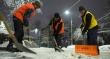 Рабочие продолжают убирать город от снега