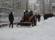 В Октябрьском районе круглосуточно ведутся работы по механическому подметанию и вывозу снега