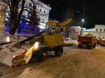В Саратове продолжается уборка снега