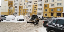 В Кировском районе продолжаются работы по очистке от снега и наледи