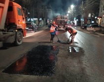 В ночь рабочие восстанавливали асфальтовое покрытие на двух городских улицах