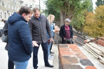 Дмитрий Алексеев вместе с градозащитниками осмотрел ремонт набережной