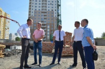 Представители муниципалитета и городской прокуратуры проинспектировали строительство 2 детских садов в Заводском районе