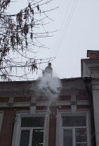 На проспекте Кирова проходят работы по очистке кровель от снега и наледи 