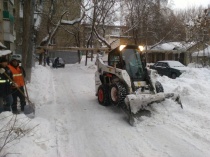 В Кировском районе продолжается уборка снега 