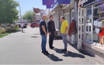 В Кировском районе продолжаются мероприятия по обходу входных групп на предмет соблюдения Правил благоустройства