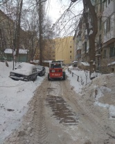 В Октябрьском районе продолжаются комплексные работы по очистке территории от снега и наледи