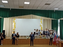 Алексей Постнов поздравил выпускников Фрунзенского района с праздником Последнего звонка
