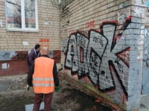 На территории Кировского района ведутся мероприятия по очистке фасадов зданий от граффити и несанкционированной рекламы