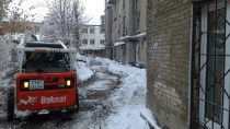 Работы по уборке снега во Фрунзенском районе не останавливаются