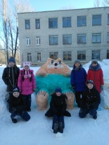 Снежные скульптуры украсили двор еще одной школы Ленинского района