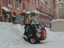 Во Фрунзенском районе продолжается уборка снега и наледи