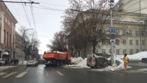  В Волжском районе продолжаются работы по очистке территории от снега и наледи
