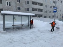 Уборка снега продолжается на территориях предприятий и во дворах