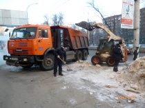 В Кировском районе  продолжаются работы по очистке от снега и наледи
