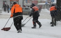 Улицы Саратова очищают от снега более 200 единиц техники
