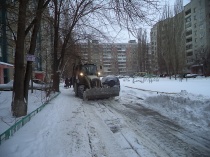 В Ленинском районе продолжается уборка территории от снега