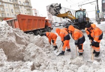 Продолжается активная расчистка города от снега и наледи