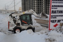 В Ленинском районе управляющие компании активизировали работы по очистке от снега и наледи дворовых территорий