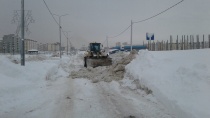 На территории Кировского района продолжаются работы по уборке и вывозу снега