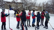 Учащиеся двух школ Ленинского района устроили товарищеский хоккейный матч