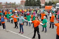 На Театральной площади Саратова проходит первая в этом году «Городская утренняя физическая зарядка»
