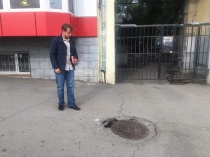Сотрудники администрации Кировского района провели состояние смотровых колодцев