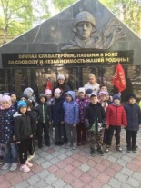 Во Фрунзенском районе школьники и воспитанники детских садов принимают участие в мемориальных акциях