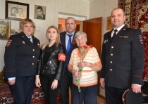Саратовские полицейские поздравили ветеранов с наступающим Днем Победы