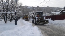 Продолжаются уборка территорий Кировского района от снега