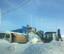 Работы по очистке территории от снега и наледи ведутся в Волжском районе