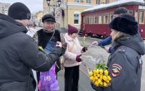 Полицейские и дружинники поздравили жительниц Саратова с Международным женским днем