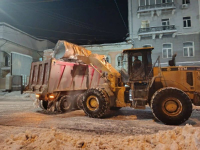  В течение ночи коммунальные службы города устраняли последствия снегопада
