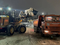 В течение ночи коммунальные службы города устраняли последствия снегопада 
