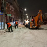 В течение ночи коммунальные службы города устраняли последствия снегопада 
