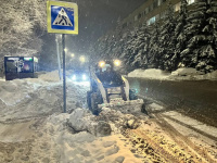 В течение ночи коммунальные службы города устраняли последствия снегопада