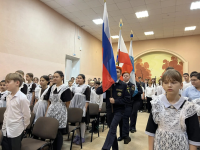 Понедельник в школах Октябрьского района традиционно начинается с поднятия Государственного флага Российской Федерации и исполнения гимна, после чего прошли занятия «Разговоры о важном»