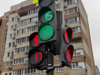 В Солнечном установили новые светофоры на аварийном перекрестке В Солнечном установили новые светофоры на аварийном перекрестке