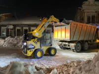 В течение ночи коммунальные службы города устраняли последствия снегопада 